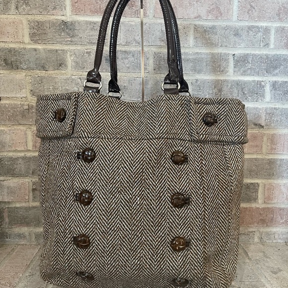 Braciano Handbags - Chic Herringbone Tote Bag with Button Accents